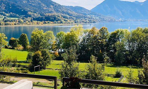 Berge, Stadt und See