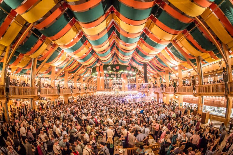 Gut besuchtes Festzelt auf dem Münchner Oktoberfest.